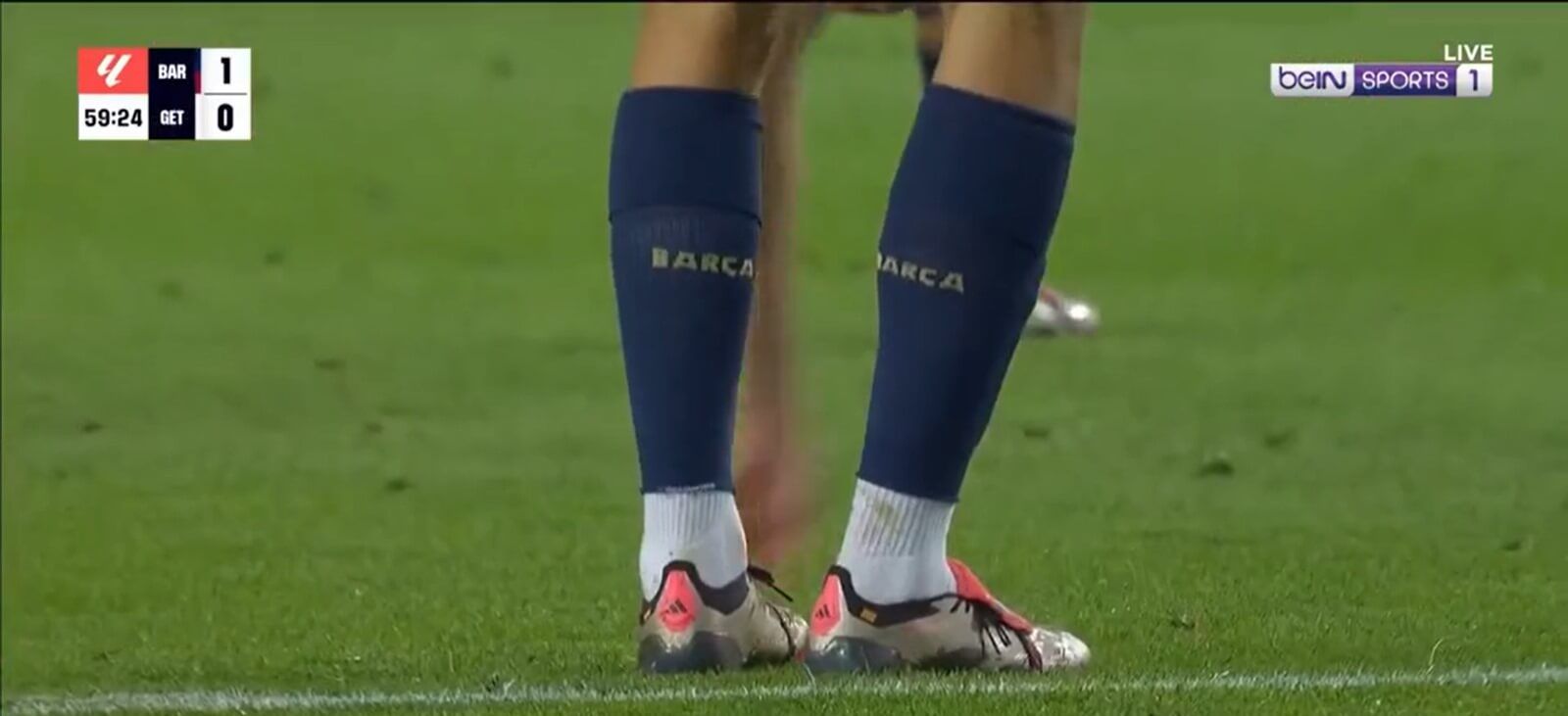  Pau Cubarsí atándose las botas en un córner (Captura de la retransmisión de Bein Sport)