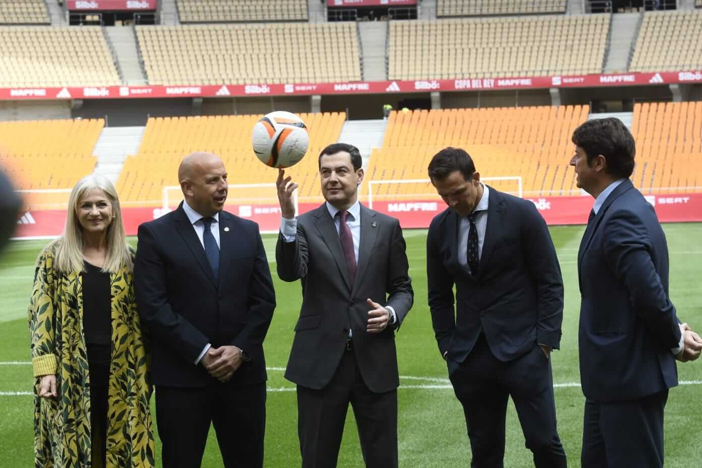 Juanma Moreno presenta el nuevo balón de la RFAF en La Cartuja. Foto: Kiko Hurtado.