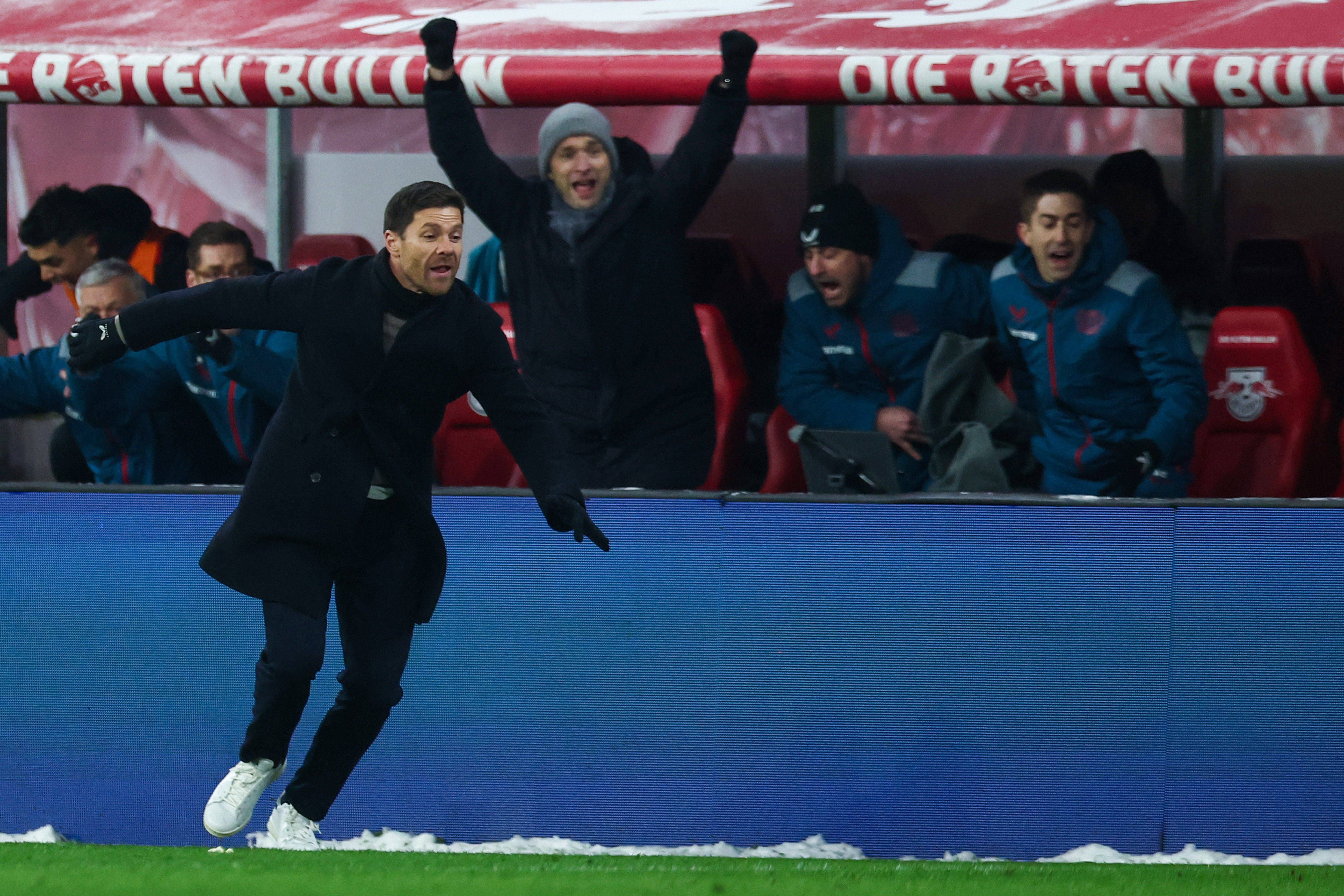 Xabi Alonso celebrando la victoria del Bayer Leverkusen en el último partido de Bundesliga.