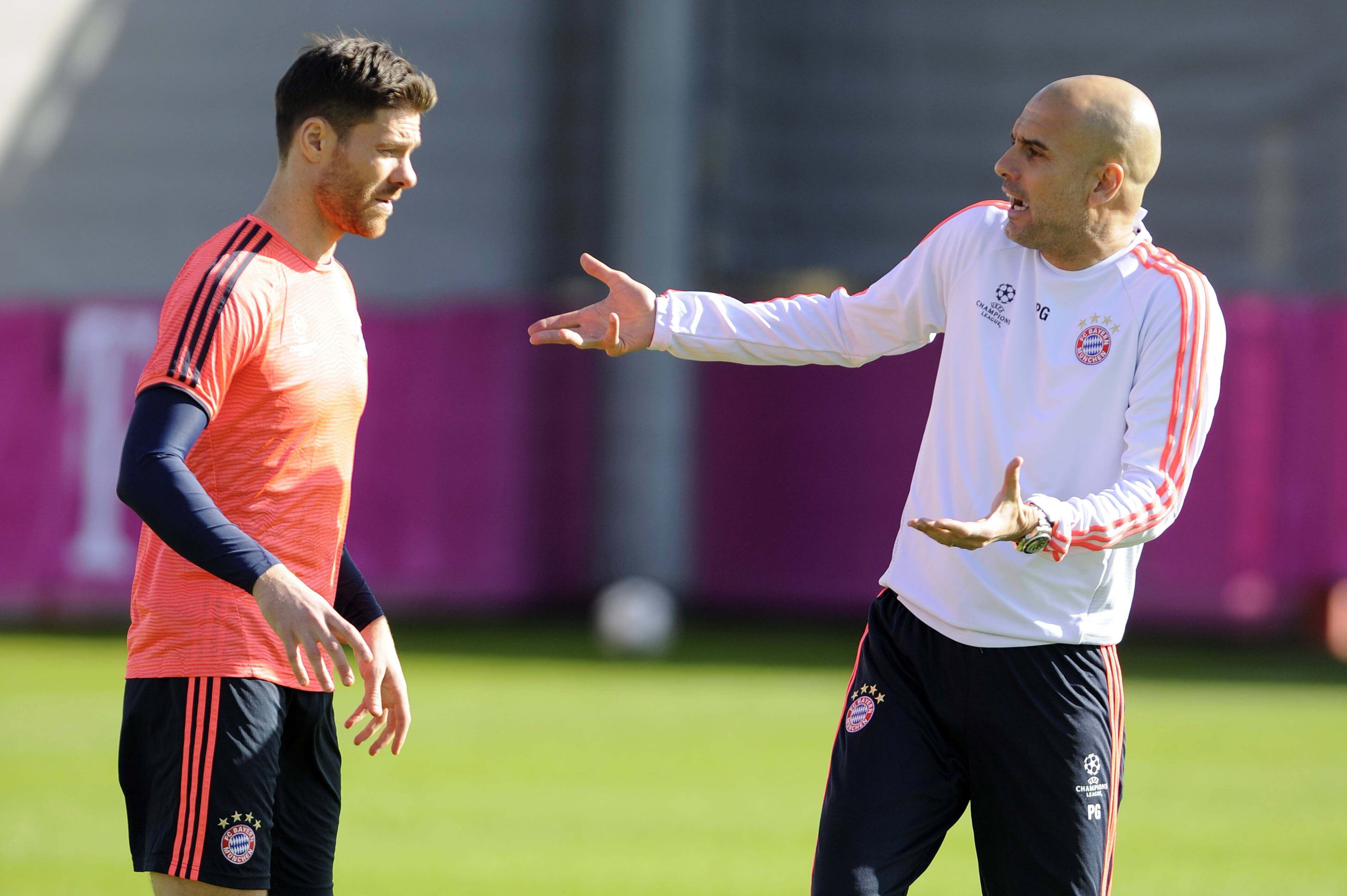  Xabi Alonso siendo entrenado por Pep Guardiola
