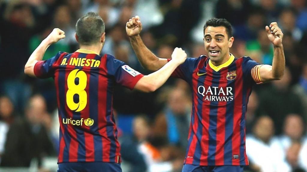  Xavi Hernández y Andrés Iniesta celebran un gol con el Barcelona.