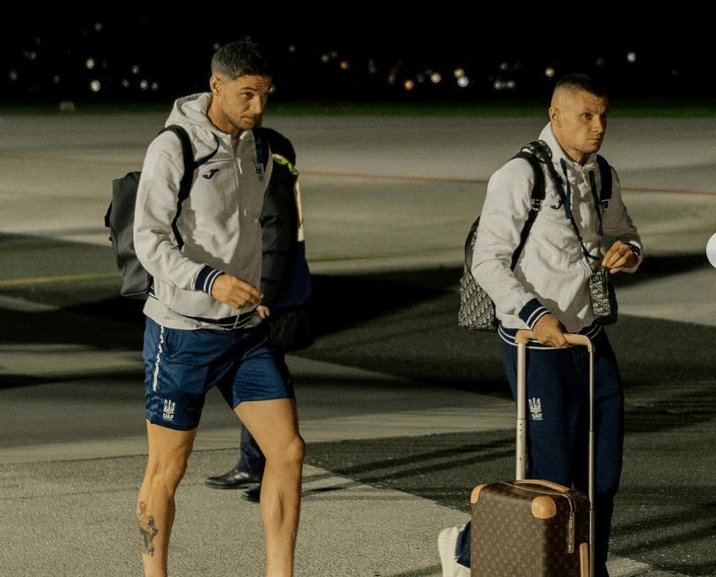  Roman Yaremchuk se concentra con Ucrania