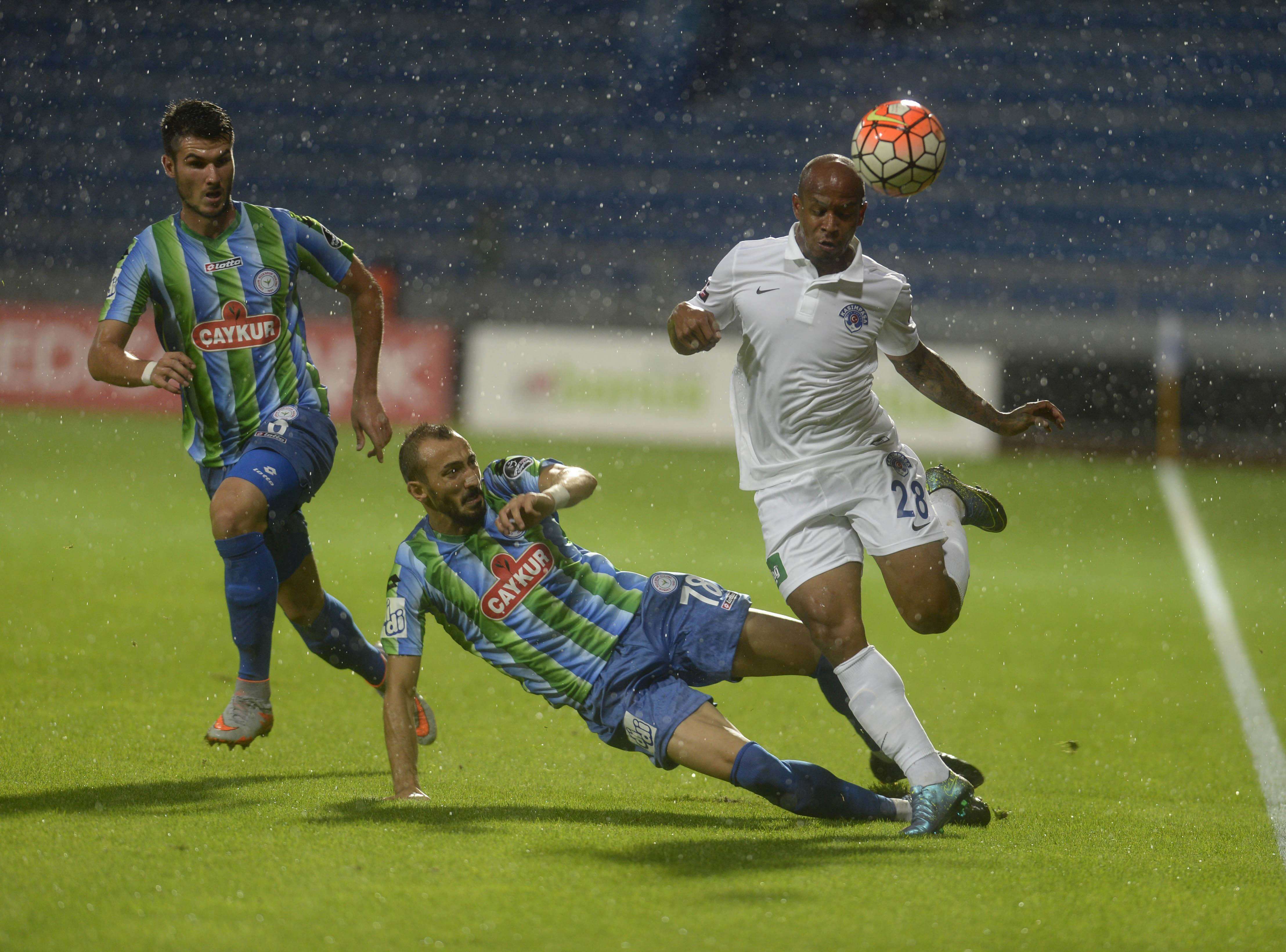  Yonathan del Valle en un partido de la primera división de Turquía.