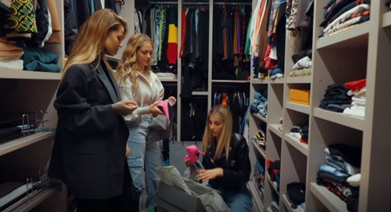  Zoe Cristofoli en el vestidor de su casa con sus amigas ('WAGS: Ellas también juegan')