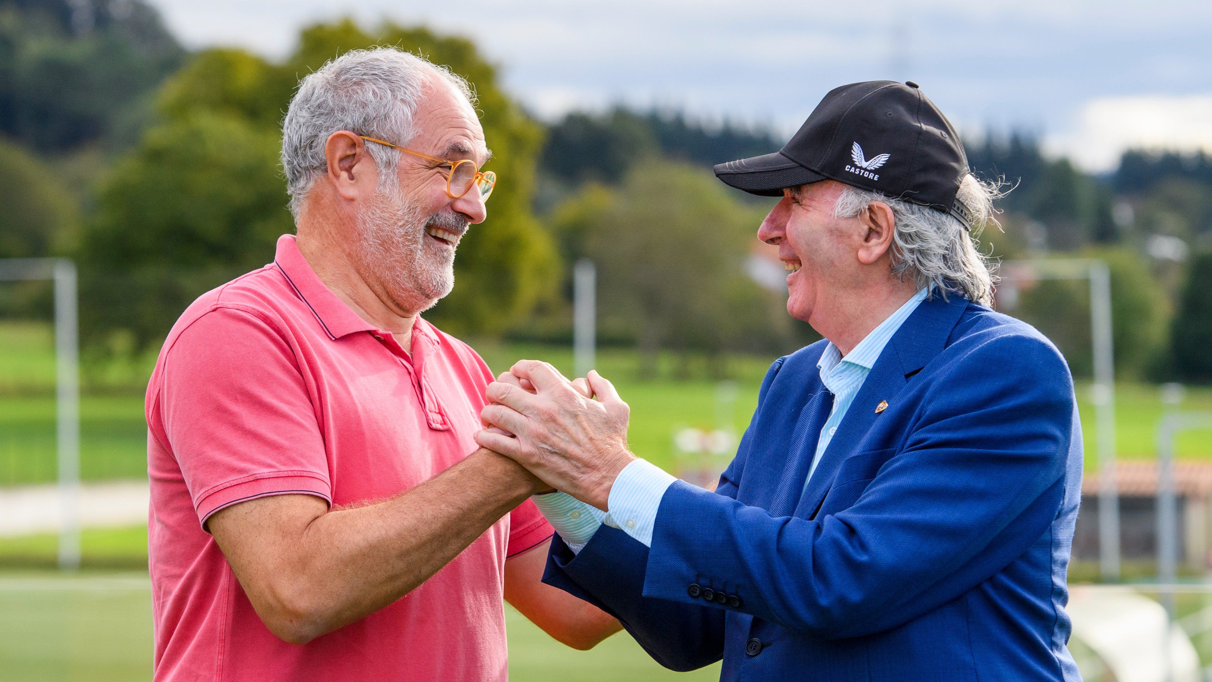 Protagonistas en muchos derbis vascos: Andoni Zubizarreta saluda al 'Txopo' Iribar en Lezama.