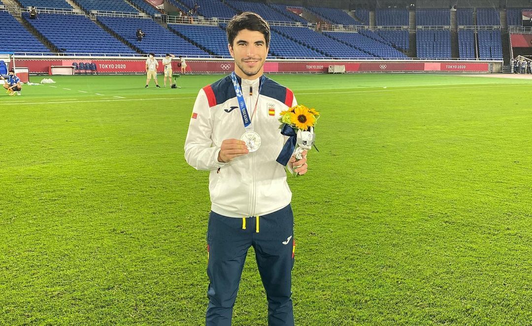  Carlos Soler posando con la medalla olímpica (Foto:Instagram).jpg