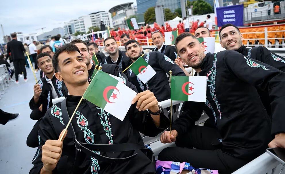  La delegación de Argelia en el río Sena (Cordon Press)