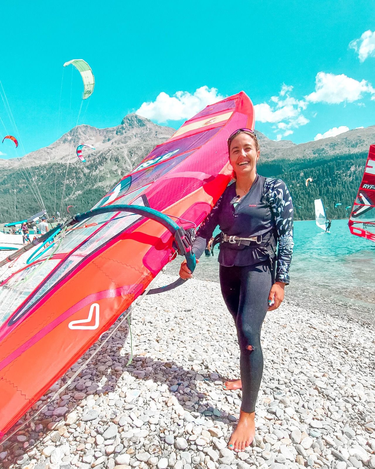 Pilar Lamadrid en la playa con la tabla de Windsurf.