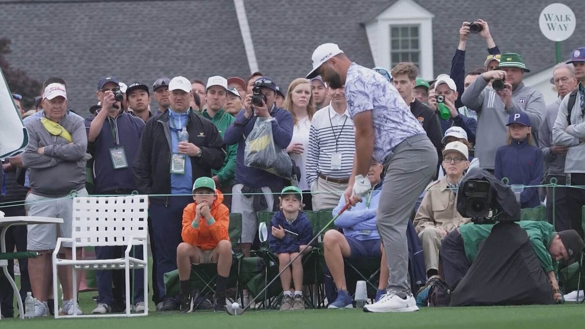  Jon Rahm golpea a la bola