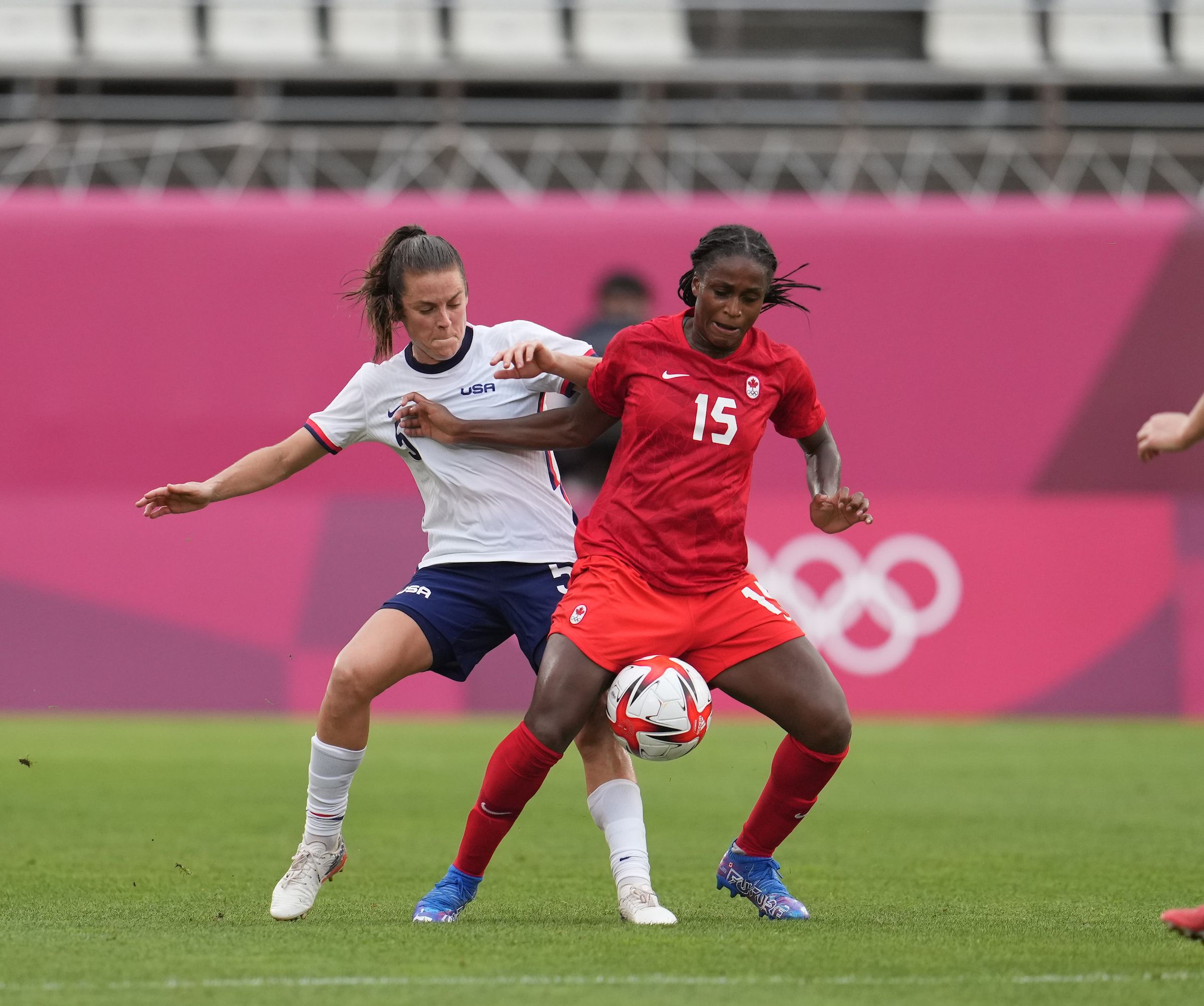  Duelo entre Estados Unidos y Canadá en la semifinal de los Juegos.