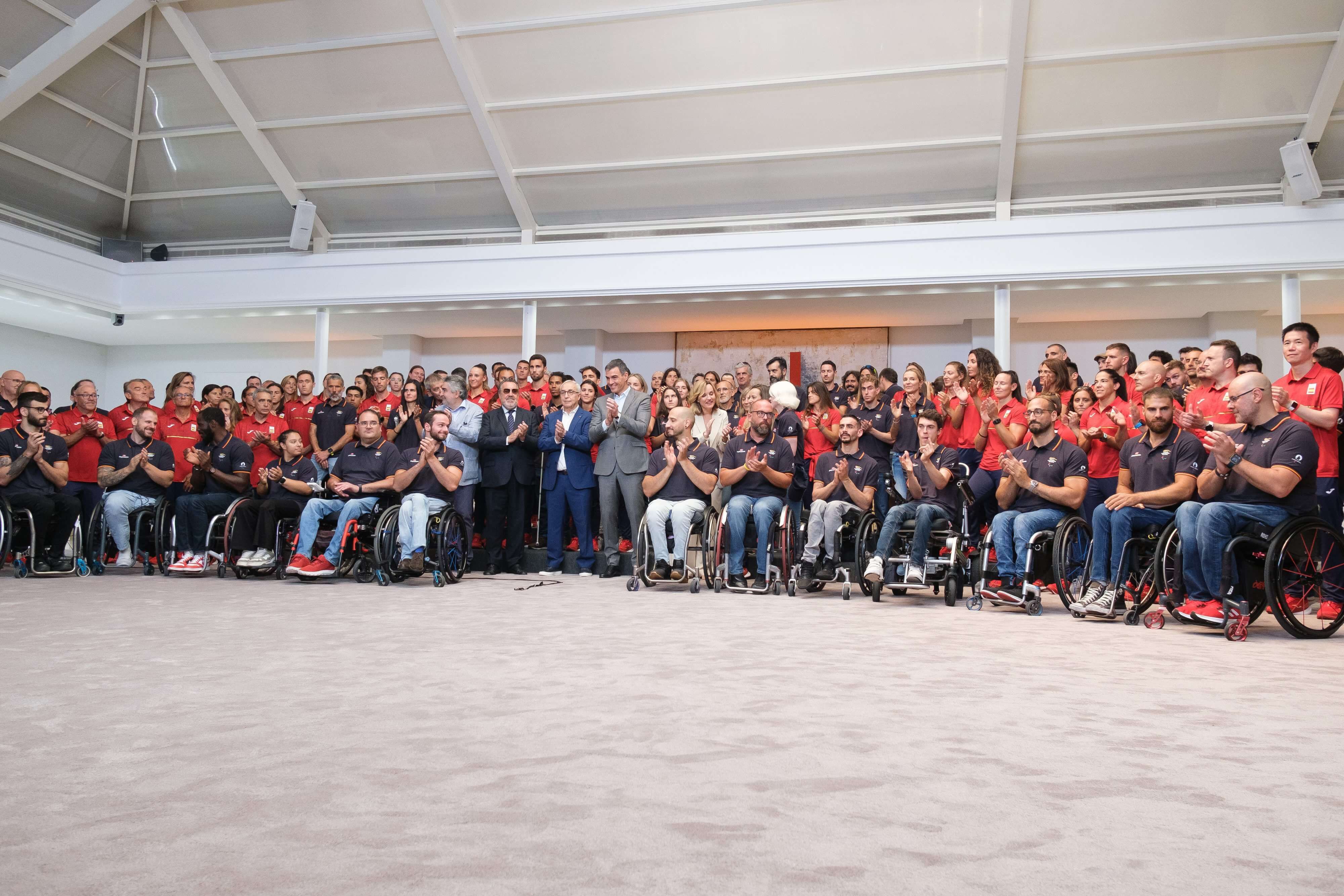 Pedro Sánchez junto a los deportistas olímpicos y paralímpicos (Cordon Press)