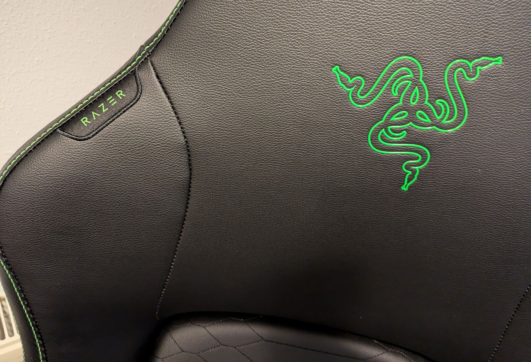  Razer Iskur V2