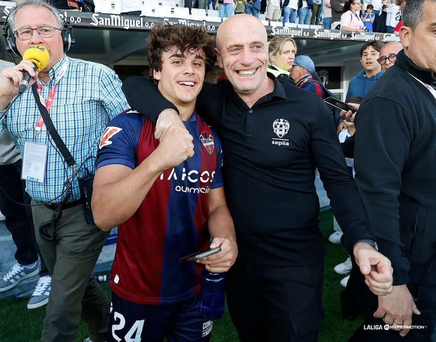  Carlos Álvarez celebra el ascenso del Levante.