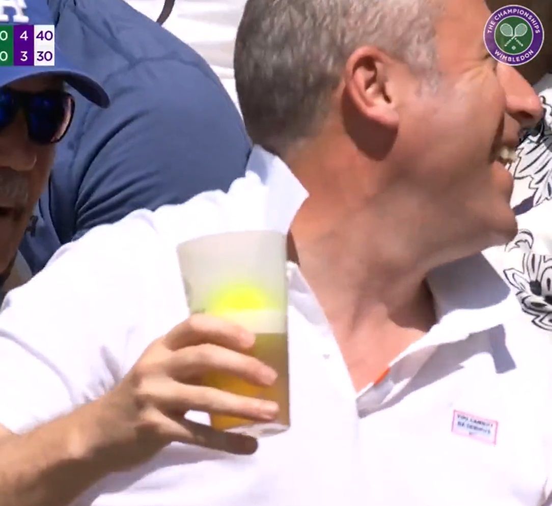 El aficionado, con la bola en la cerveza.