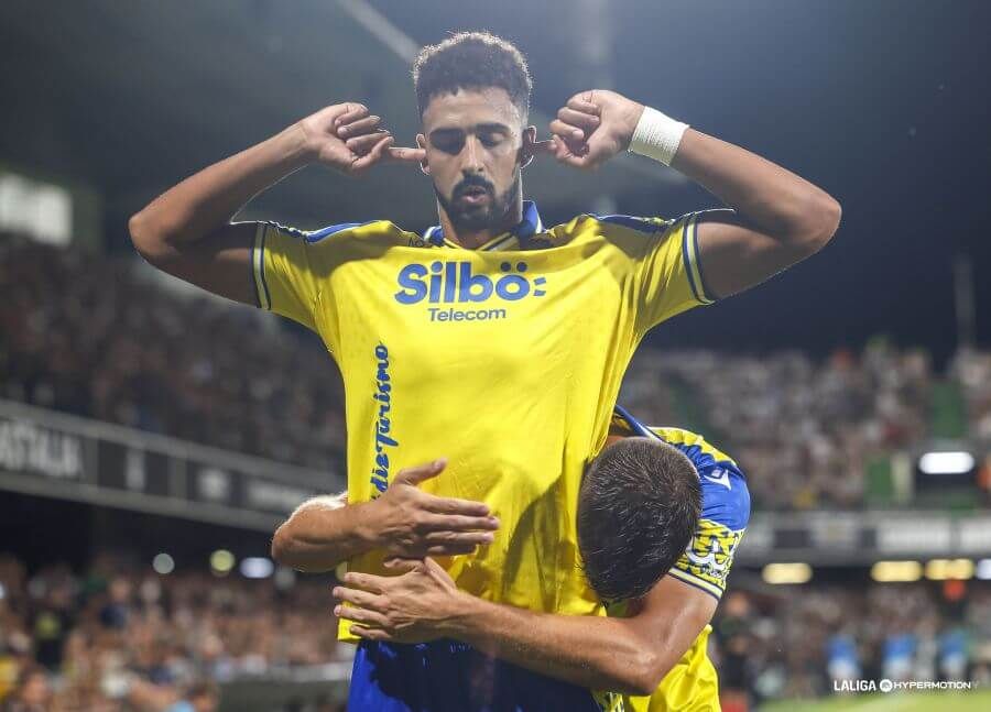 Chris Ramos celebra uno de sus goles al Castellón tapándose los oídos.