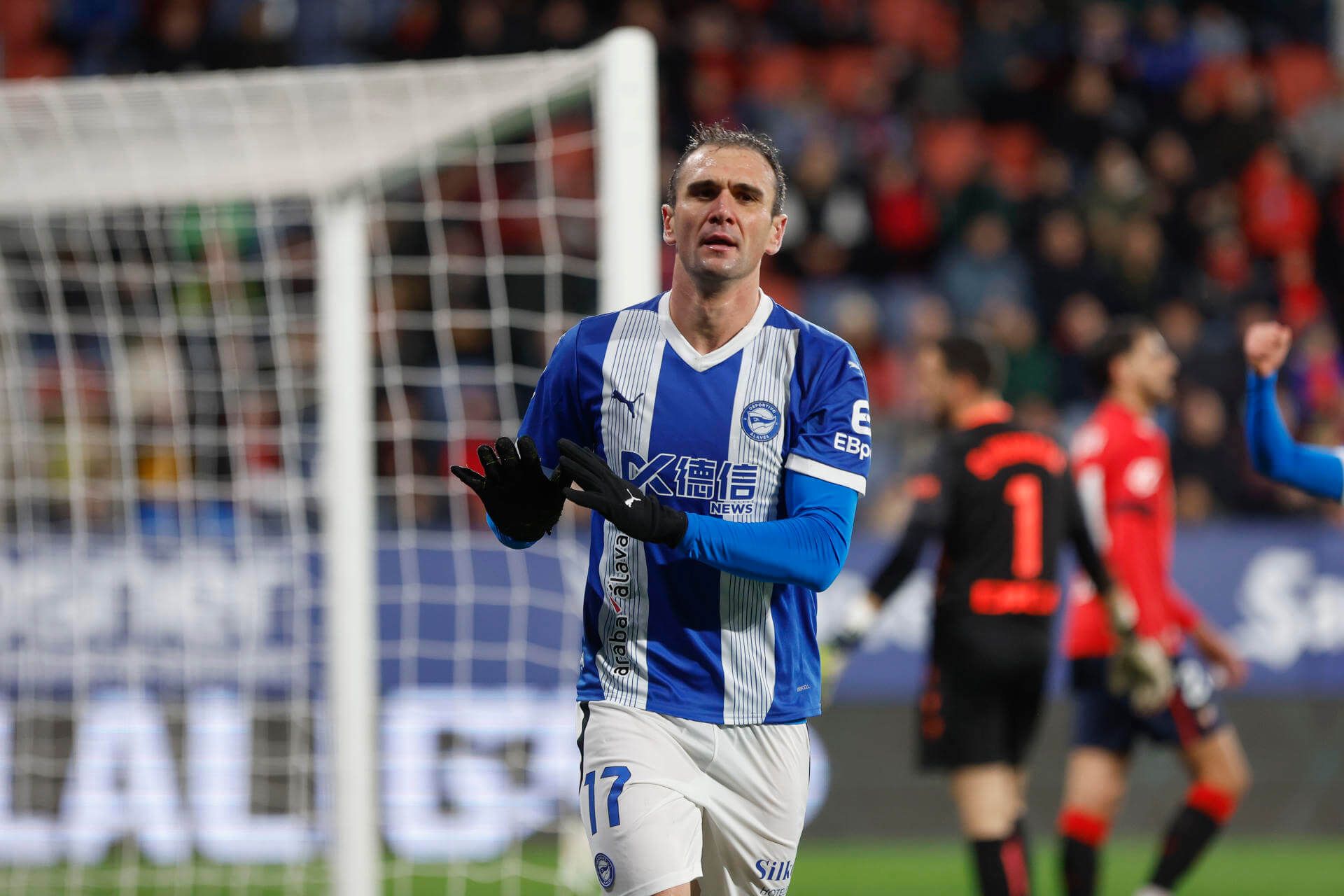  Kike García celebrando uno de sus goles al Osasuna.