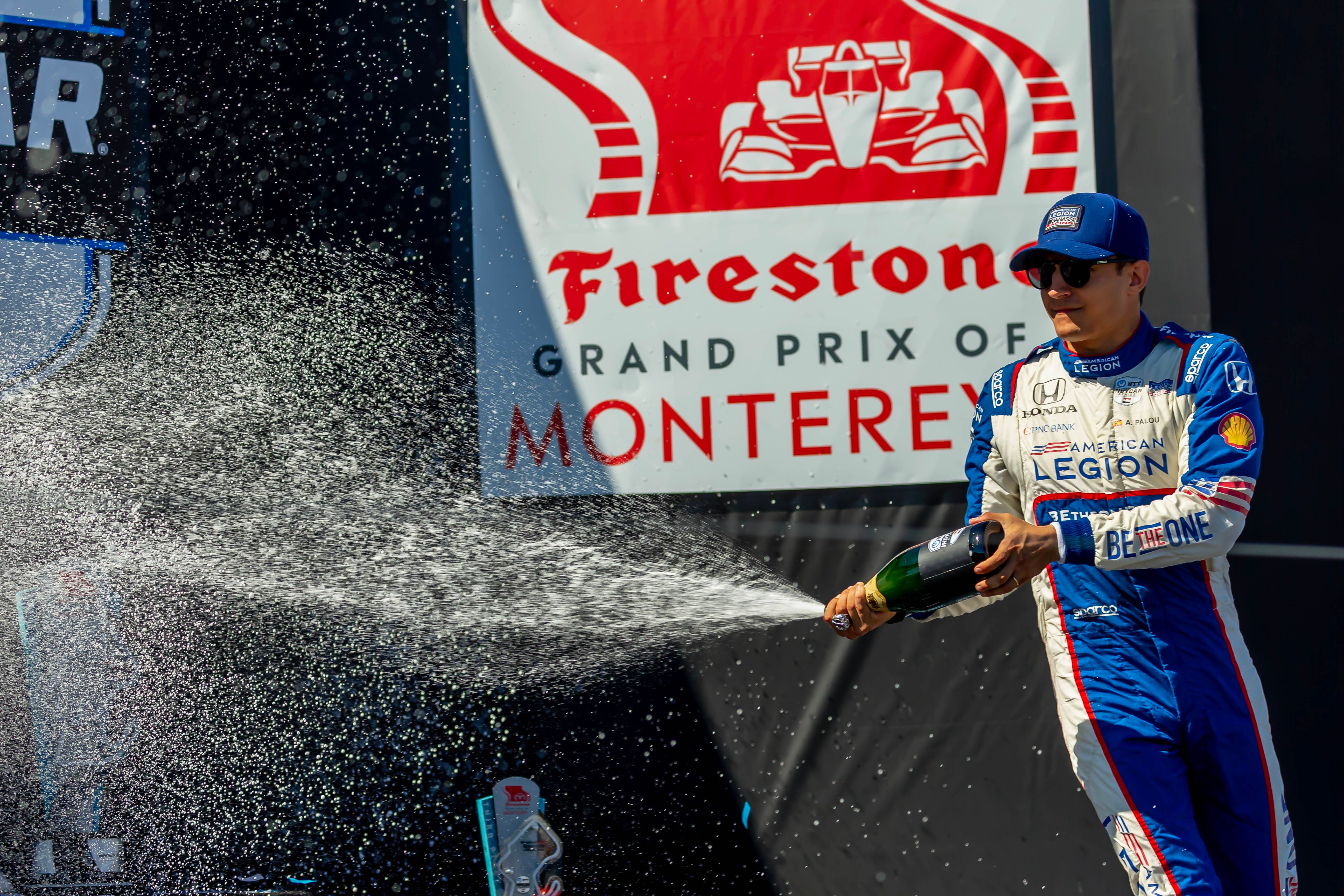 Alex Palou, celebrando su título de la IndyCar.