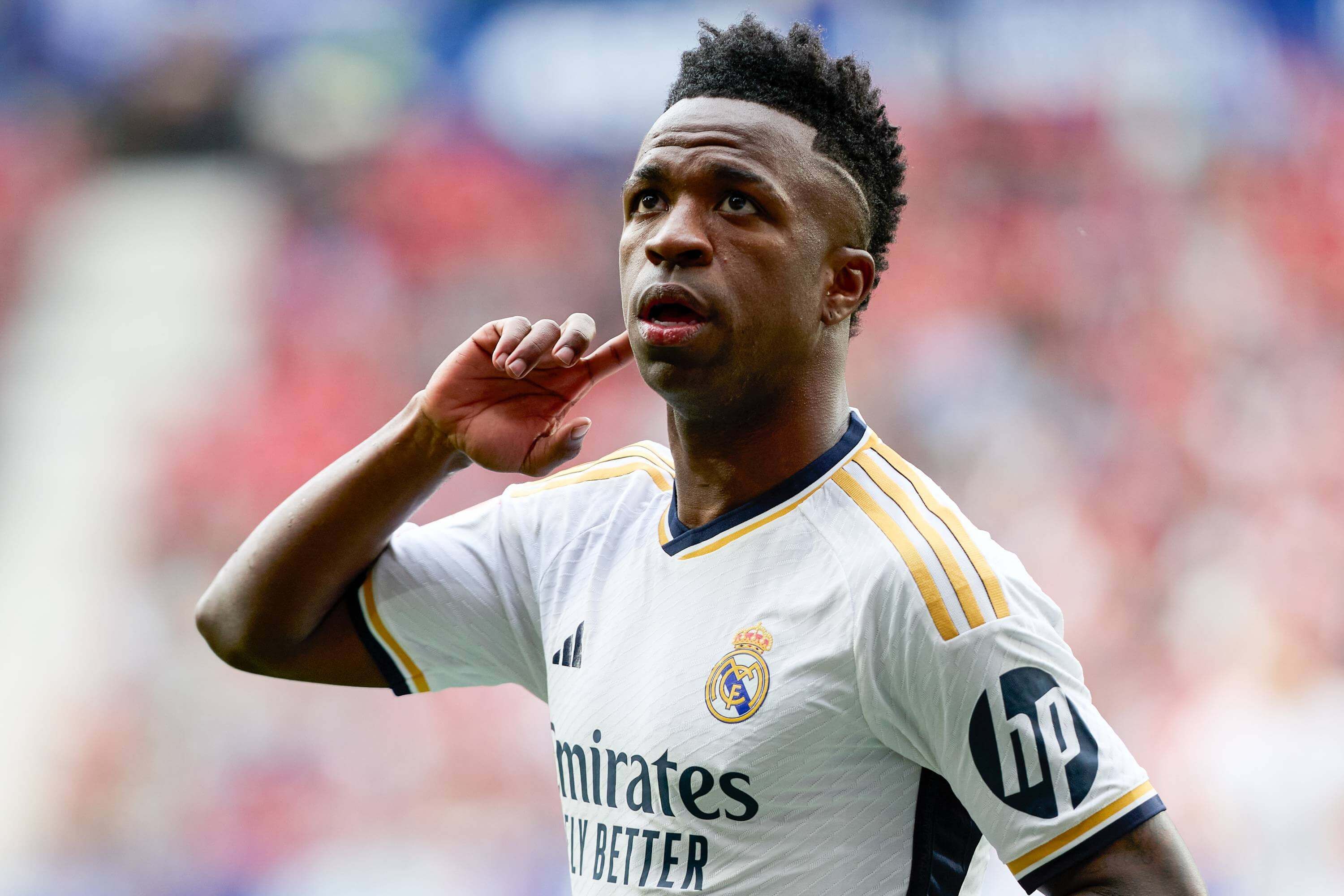  Vinicius se lleva la mano al oído en la celebración de uno de sus goles en el Osasuna-Real Madrid