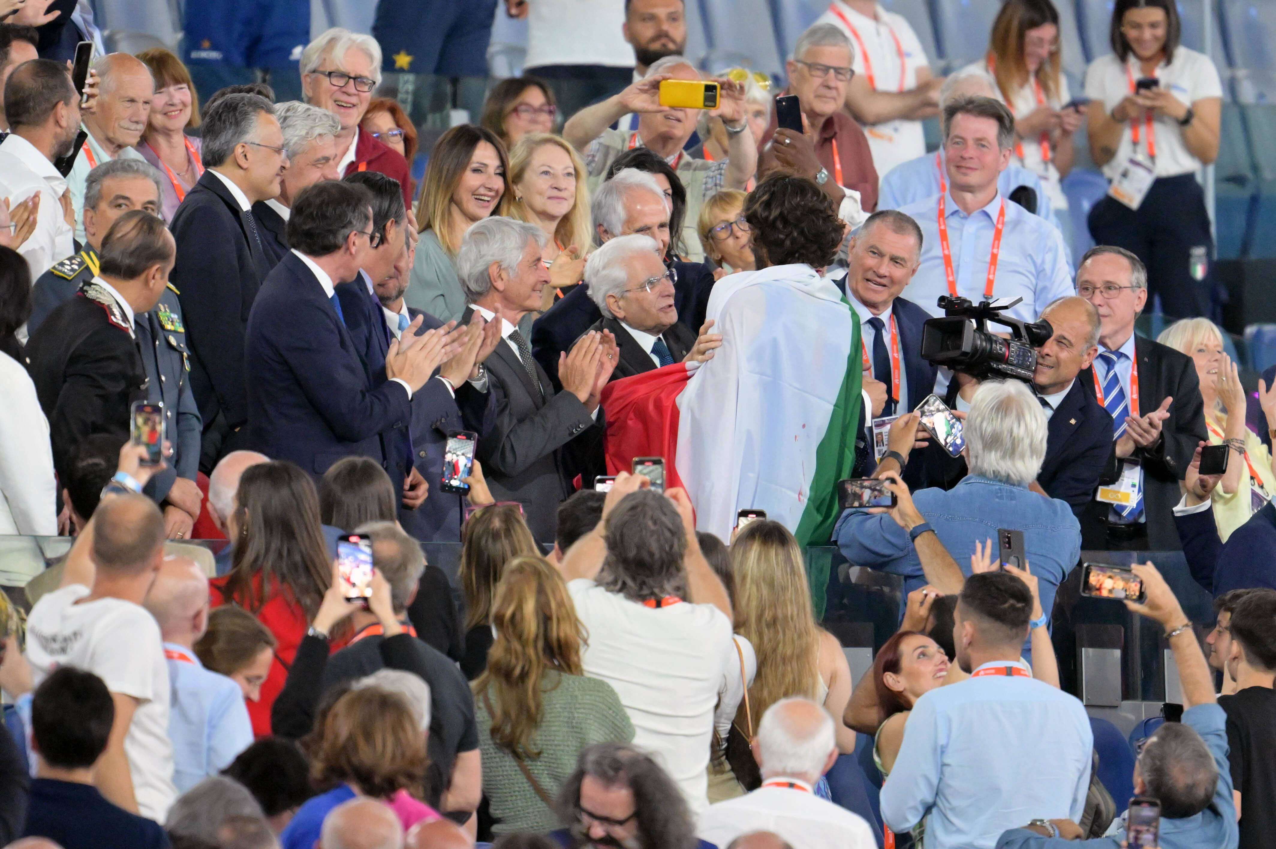 Gianmarco Tamberi saludando al Presidente de Italia en el Estadio Olímpico de Roma