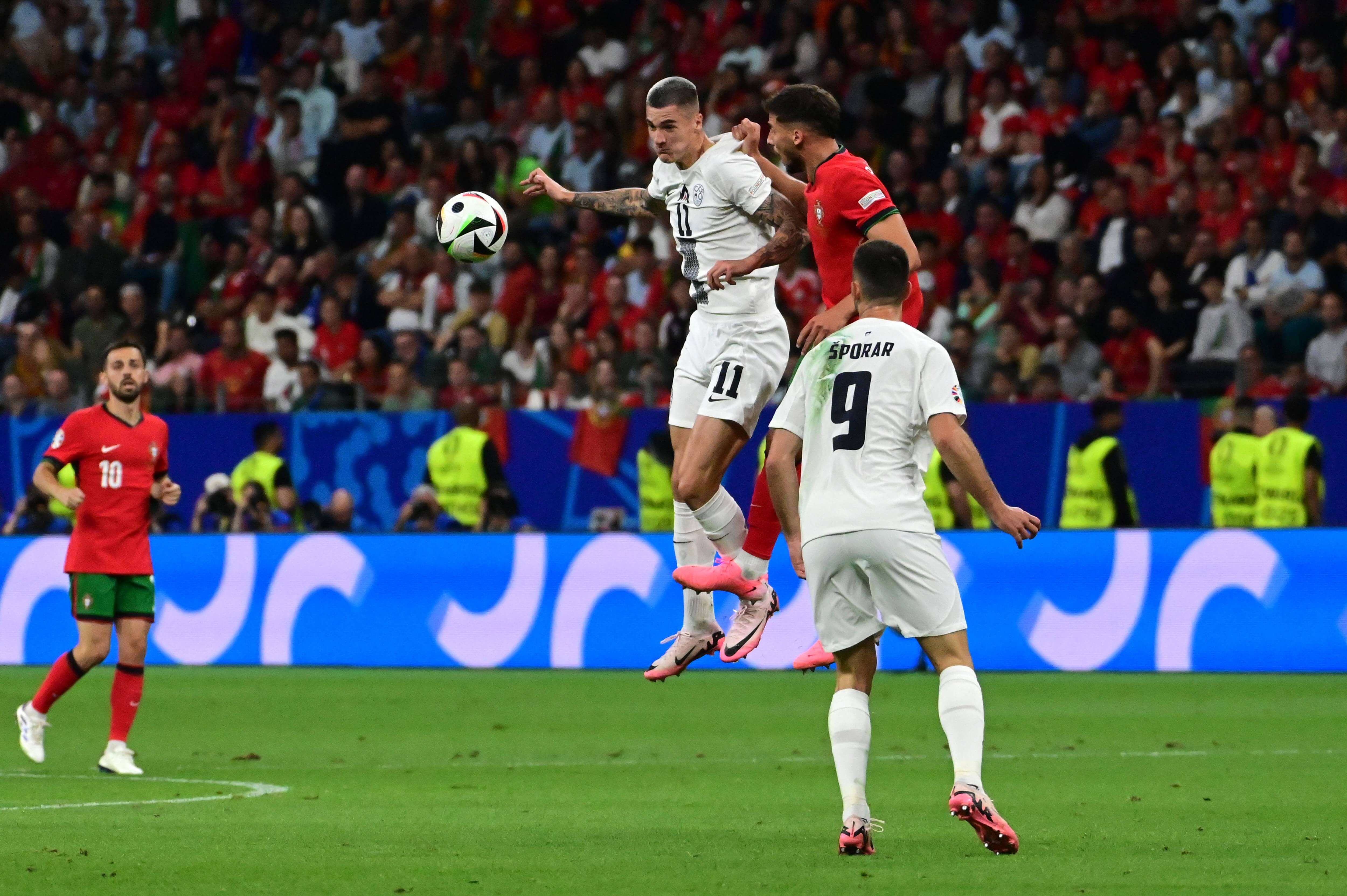  Disputa del balón durante el Portugal-Eslovenia de la eurocopa 2024 (foto: Cordon Press).