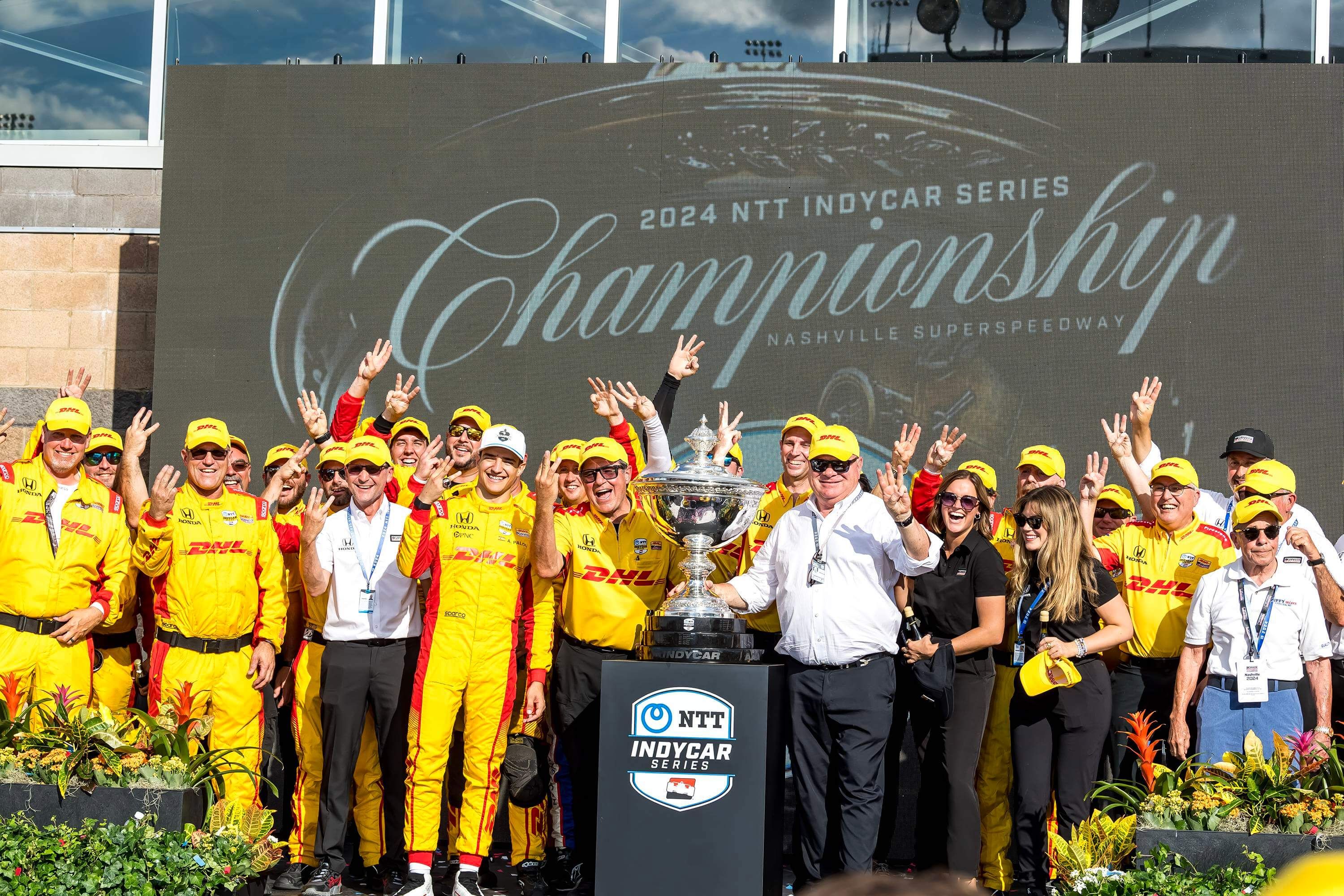  Alex Palou celebra el título junto a su equipo (Cordon Press)