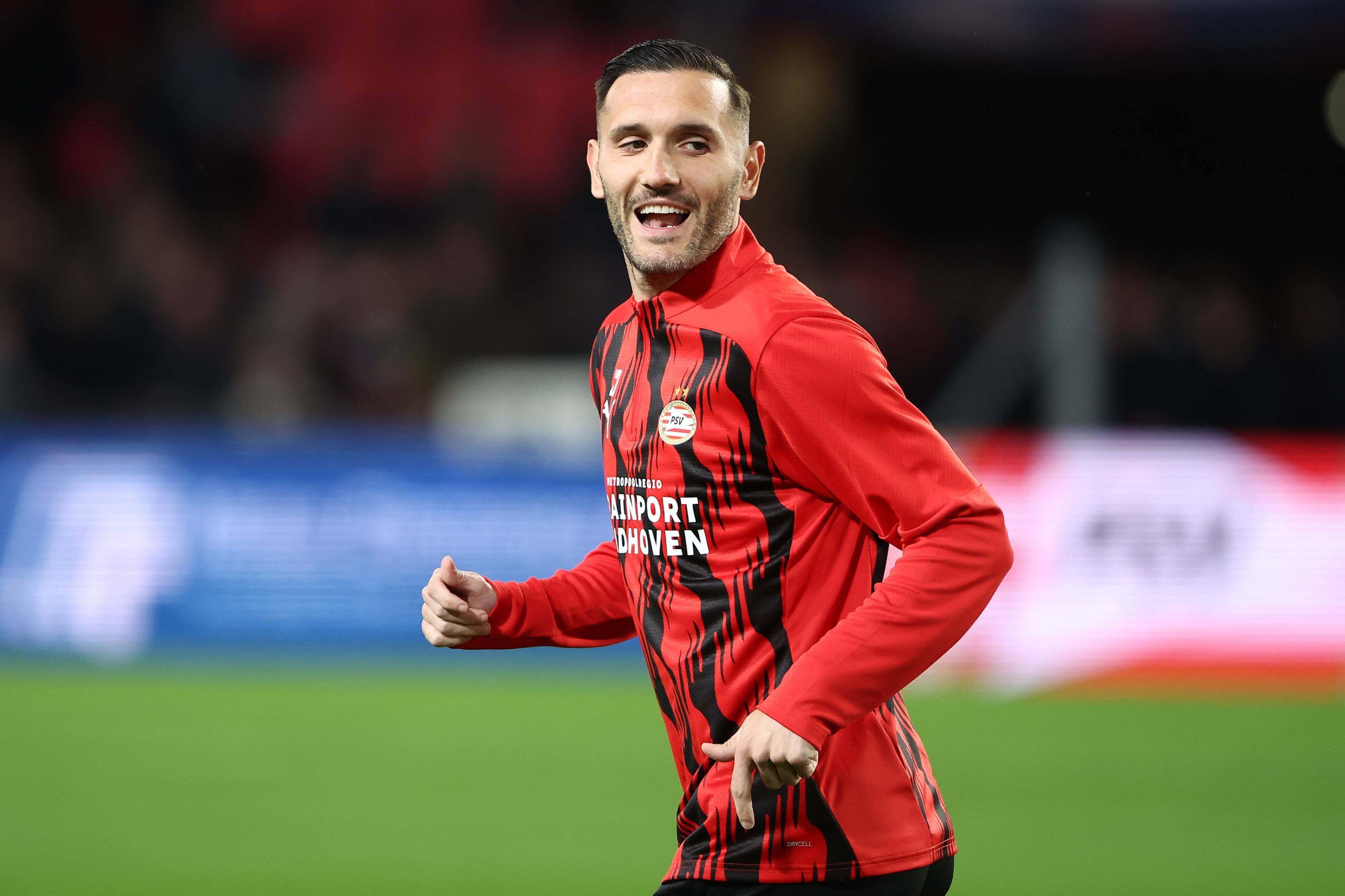  Lucas Pérez calienta antes de un partido con el PSV.