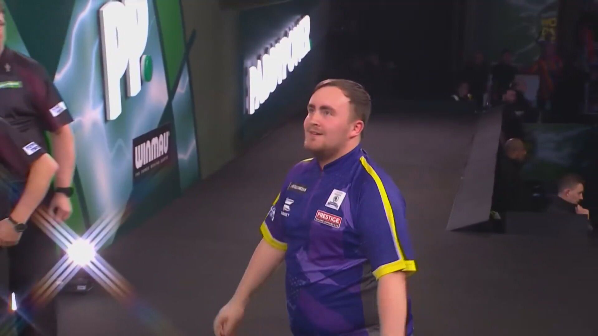 Luke Littler durante un partido