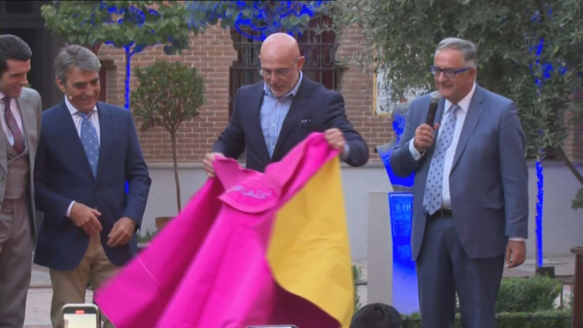 Luis de la Fuente, tirando capotazos.