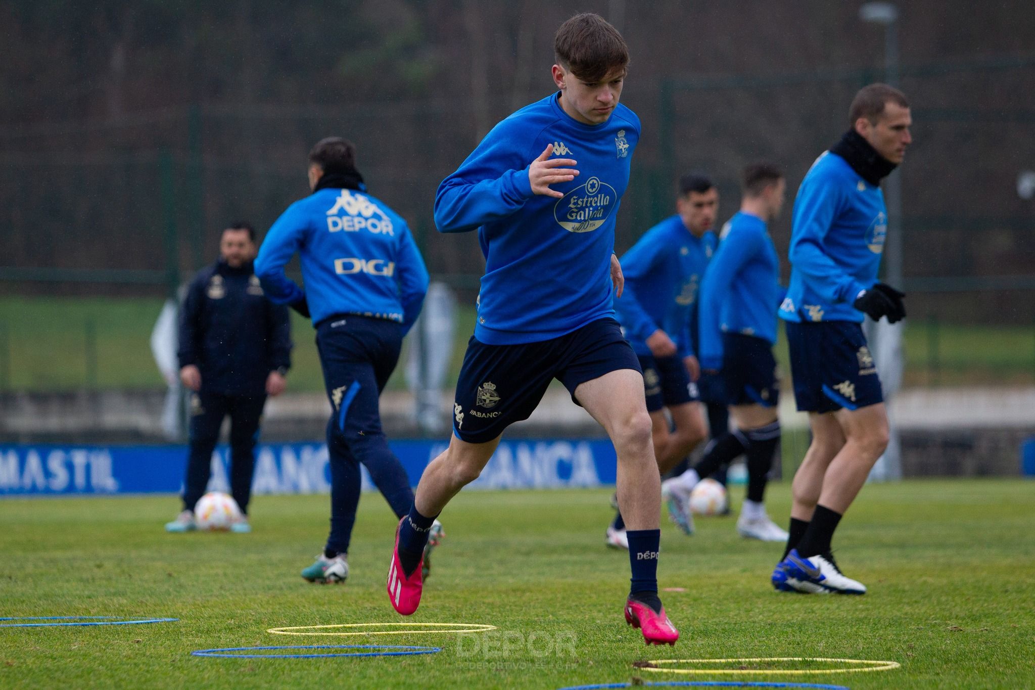  Diego Gómez, juvenil, con el primer equipo del Deportivo