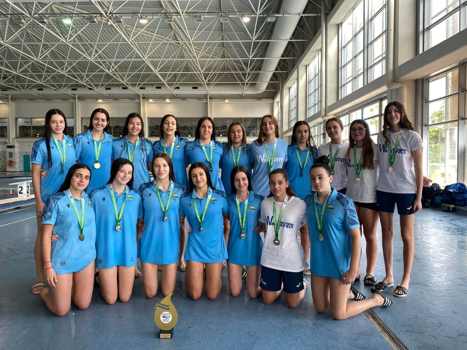 Las jugadoras del Dos Hermanas PQS posan con el trofeo.