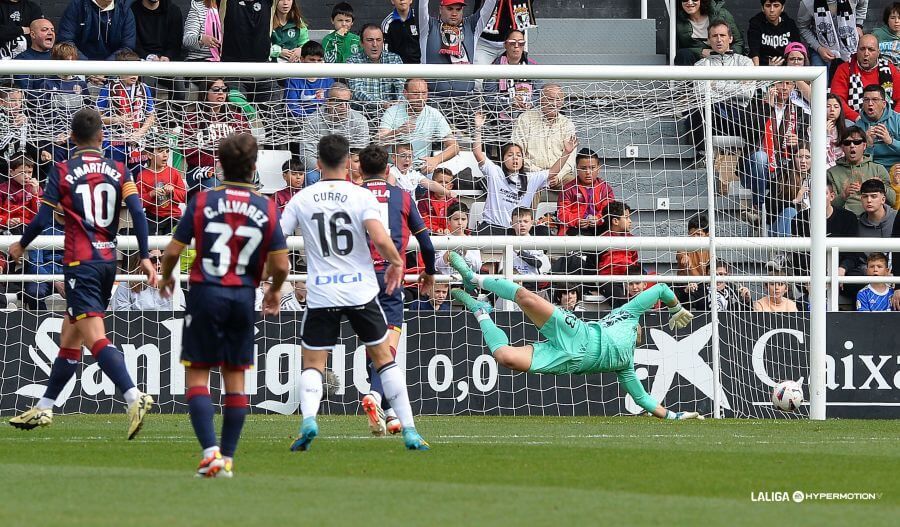 Andrés Fernández no llega a evitar el gol en el Burgos - Levante.