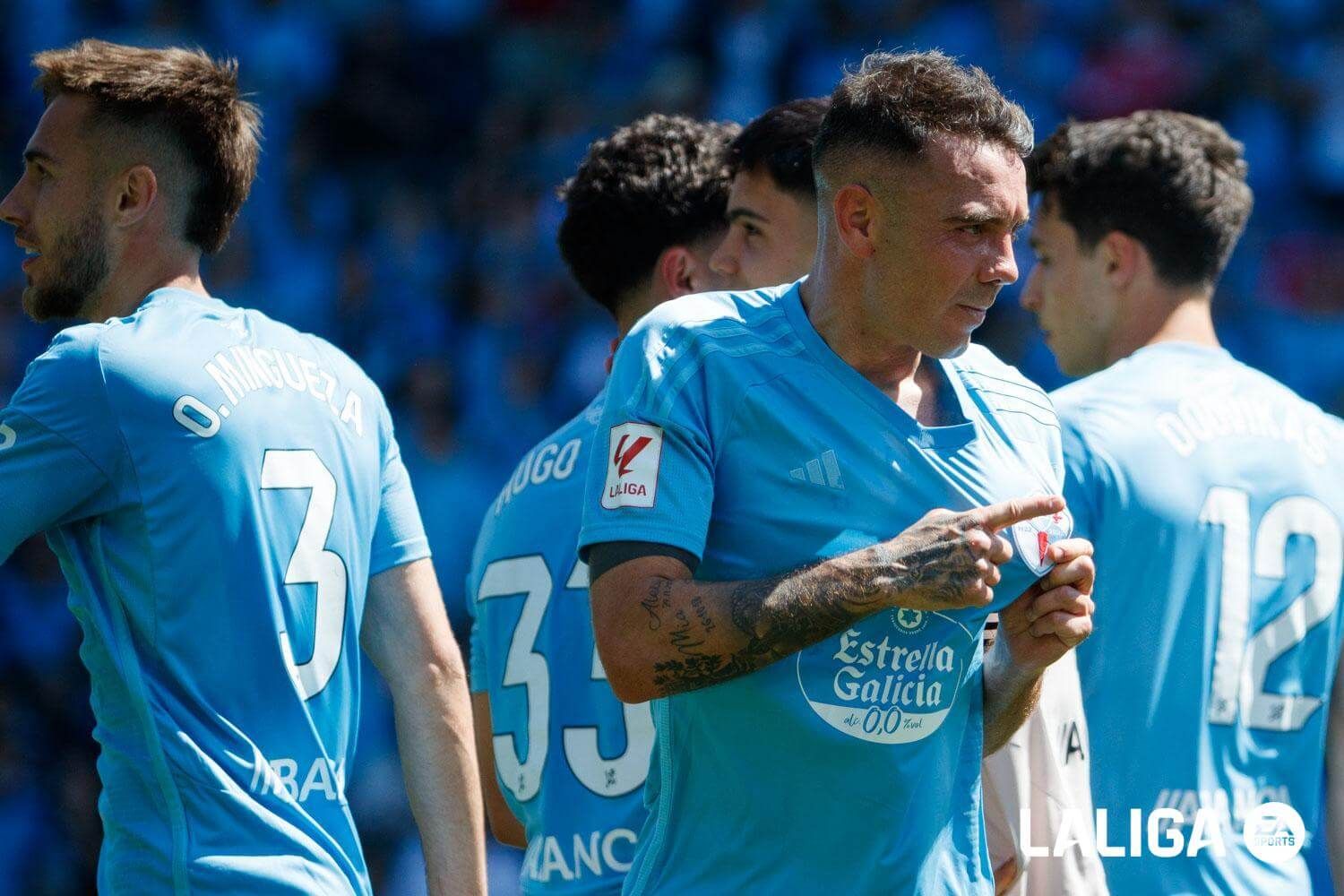  Iago Aspas señala el escudo del Celta de Vigo durante un partido esta temporada.