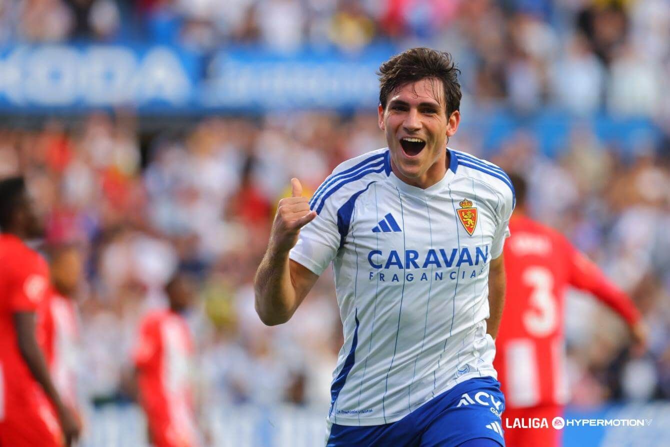  Iván Azón celebra un gol con el Real Zaragoza.