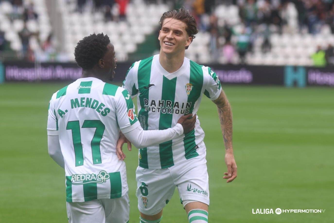  Álex Sala celebra uno de sus goles en el Córdoba - Granada.