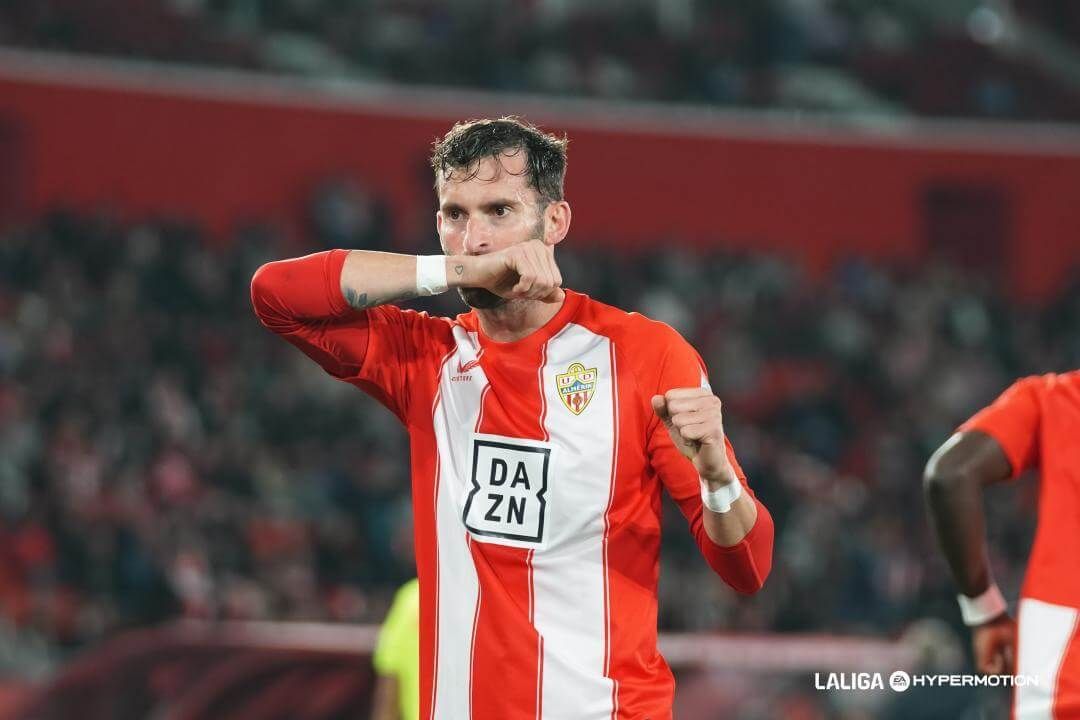  Leo Baptistao celebra un gol en el Almería-Cartagena.