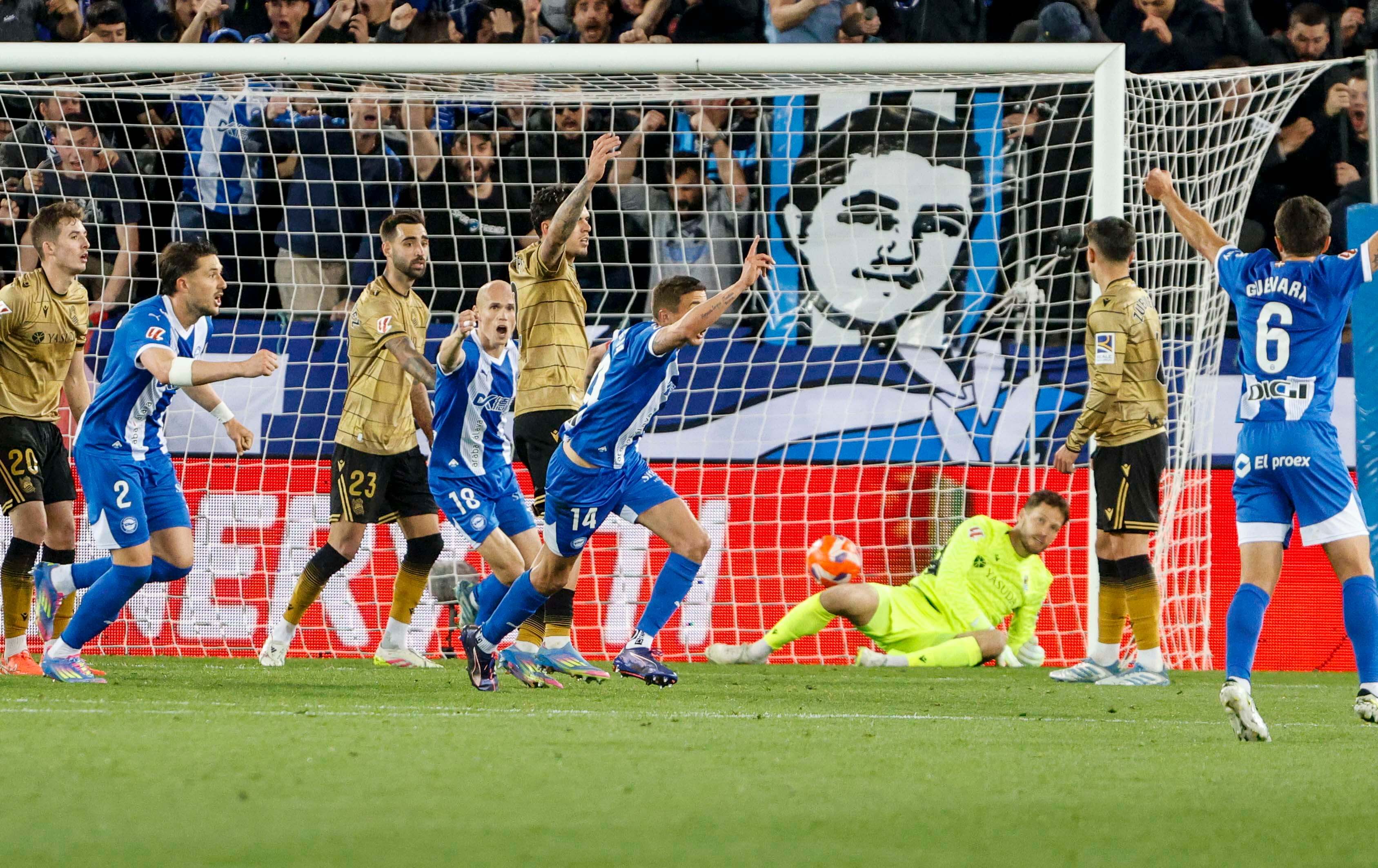  Nahuel Tenaglia celebra su gol en el Alavés-Real Sociedad.
