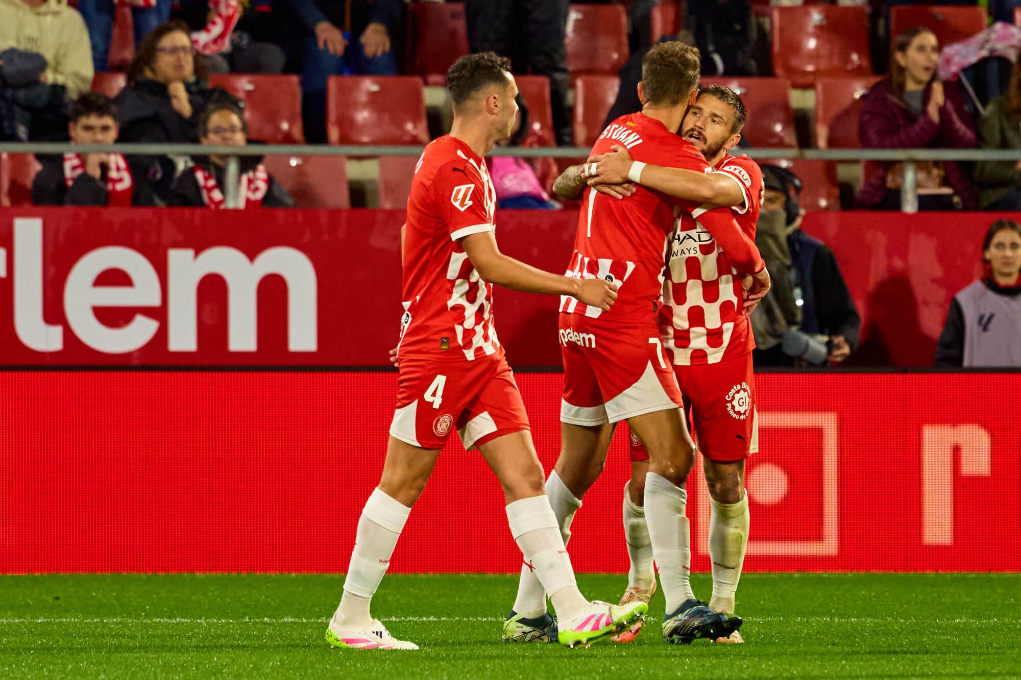  Stuani y Portu celebran un gol en el Girona-Mallorca.