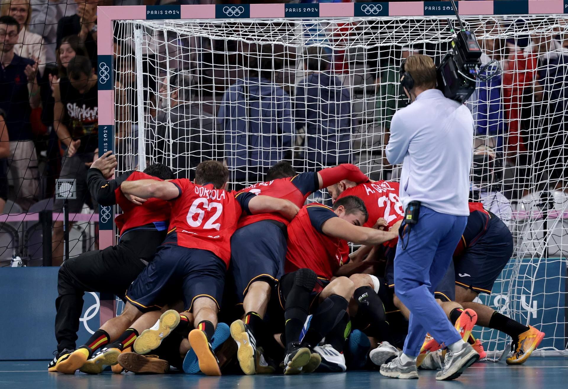 España celebrando el pase a semis de balonmano en París.