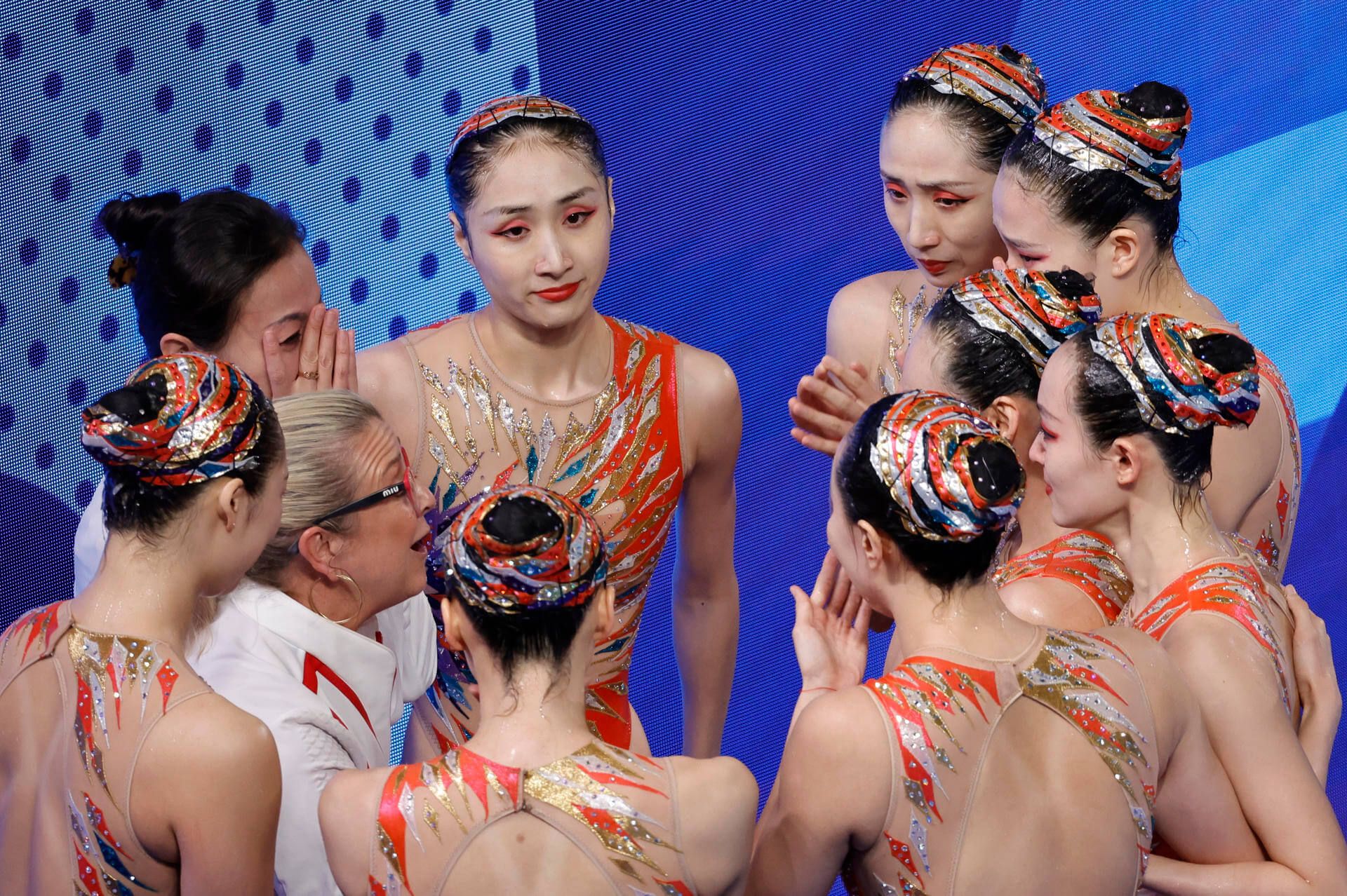 Anna Tarrés junto a la selección China de natación artística (EFE)