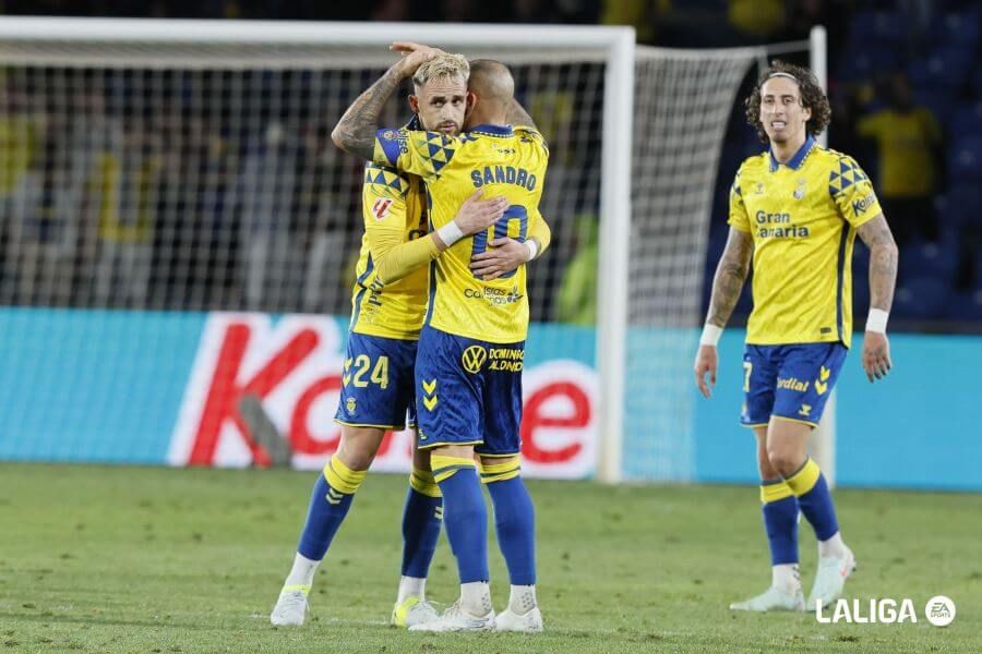Januzaj celebrando su gol en el Las Palmas-Osasuna con Sandro y Fabio Silva.