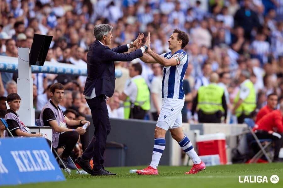  Imanol Alguacil y Mikel Oyarzabal se abrazan ante el Girona.