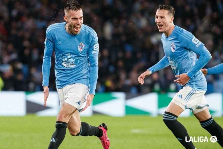 Mingueza festeja su gol al Almería.