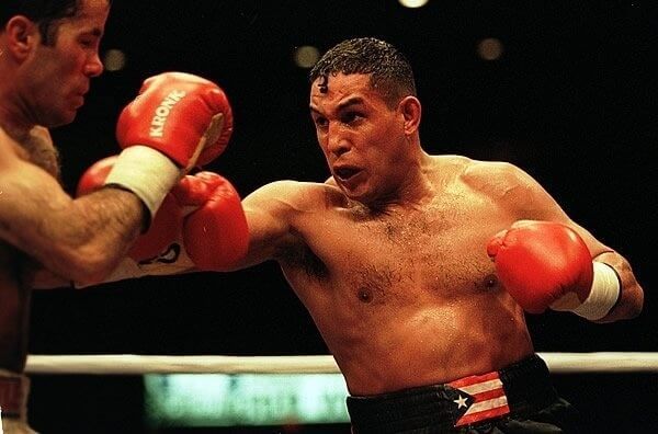  Macho Camacho golpea durante un combate