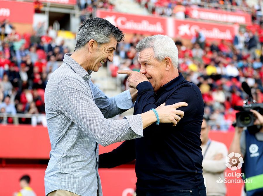  Imanol Alguacil y Javier Aguirre se saludan en la previa de un partido de LaLiga.