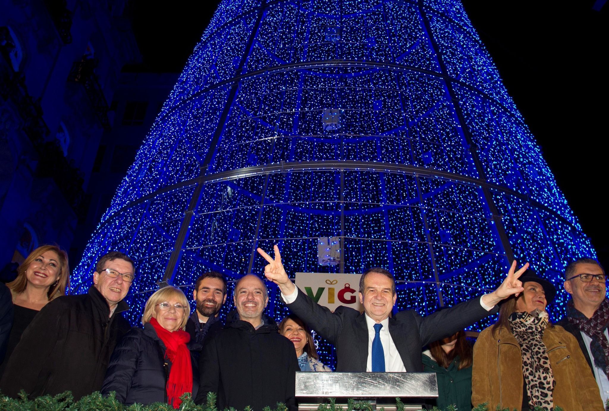  Abel Caballero y su equipo bajo el árbol de Navidad de Vigo.