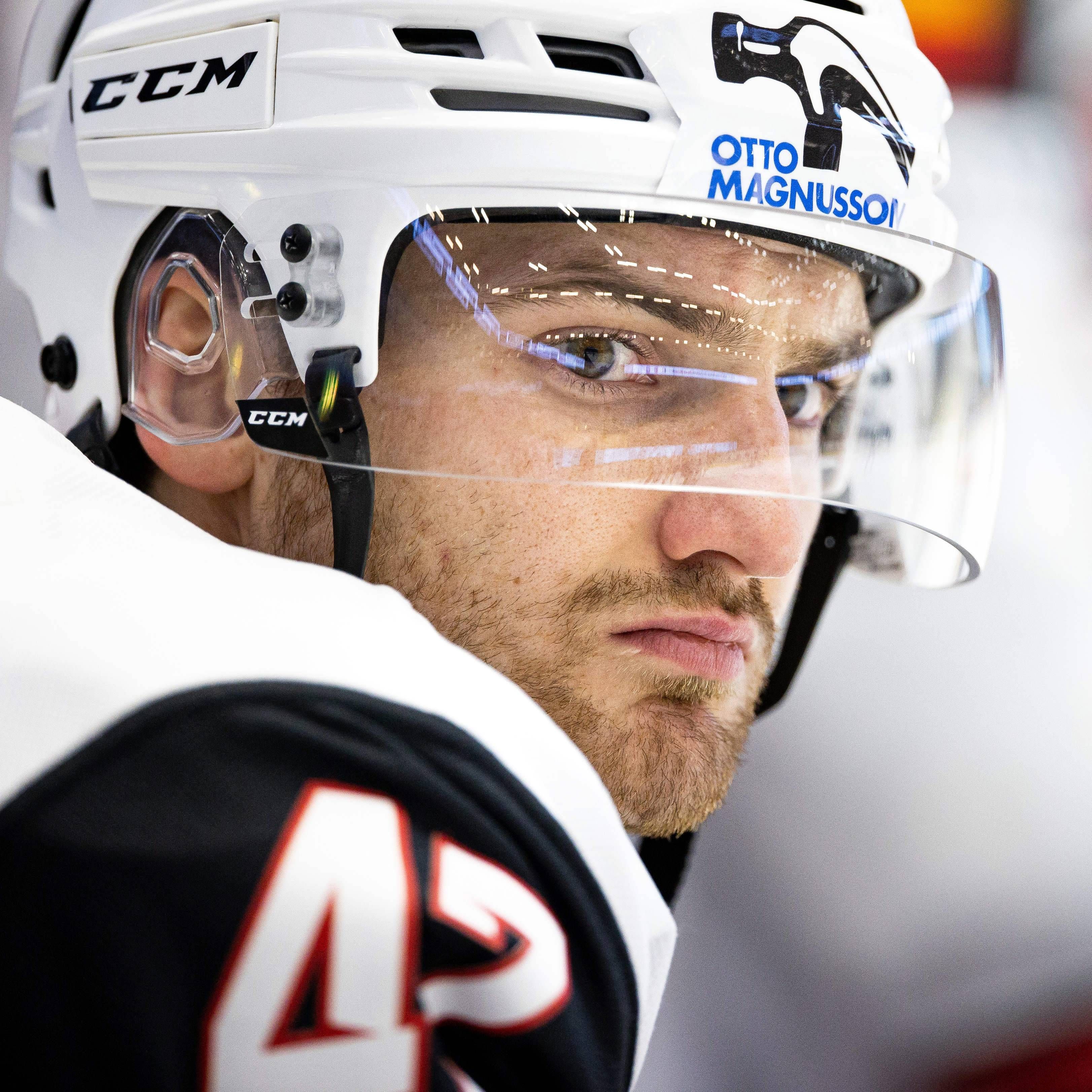 Adam Johnson, ex jugador de la NHL, en un partido (FOTO: Cordón Press).