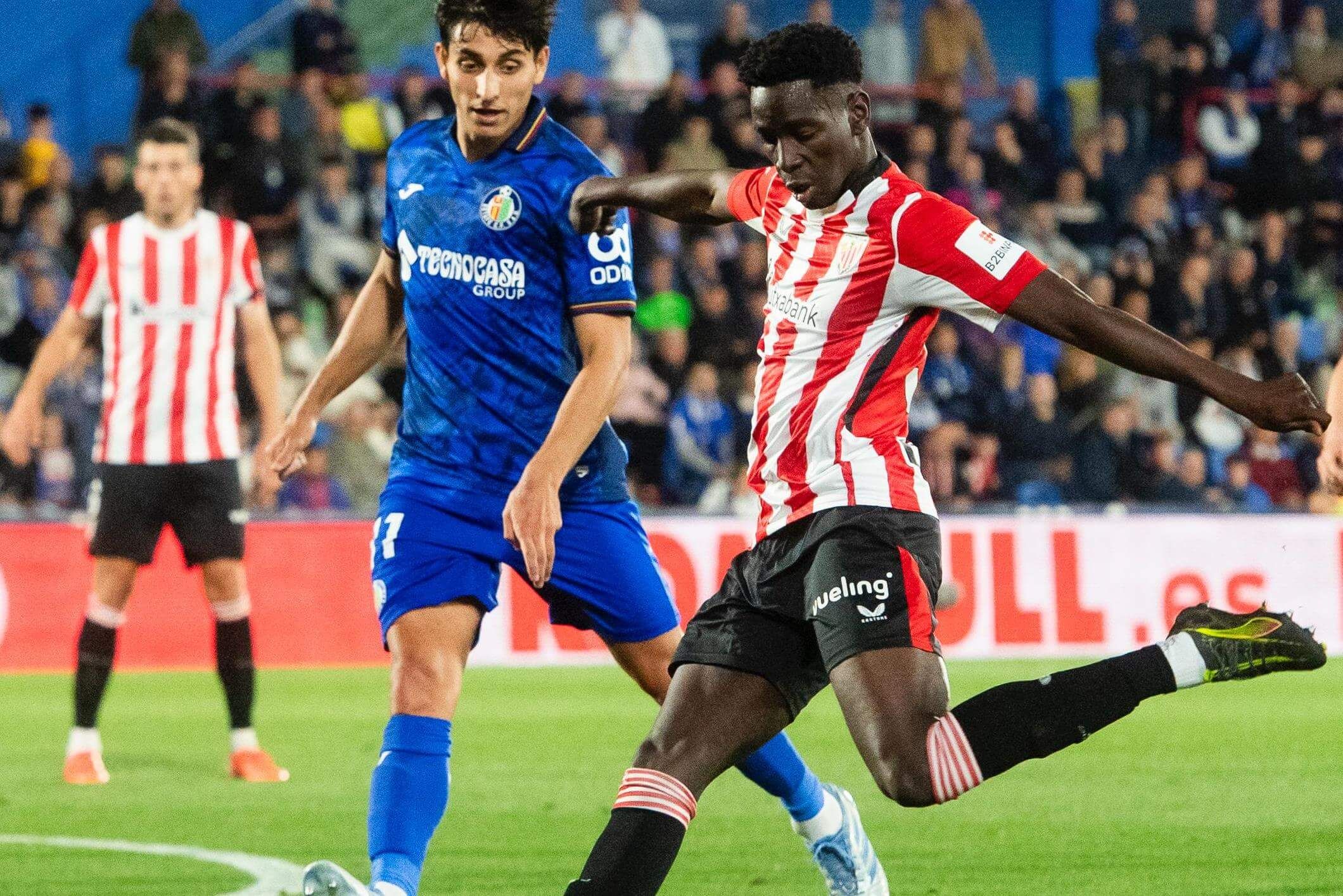  Adama Boiro chuta ante el Getafe en el Coliseum.