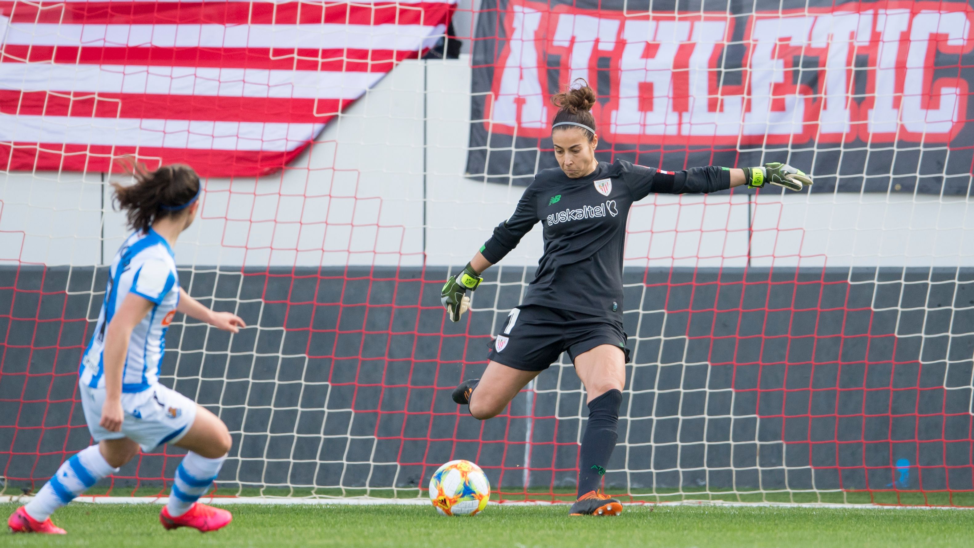  Ainhoa Tirapu saca un balón de su portería.