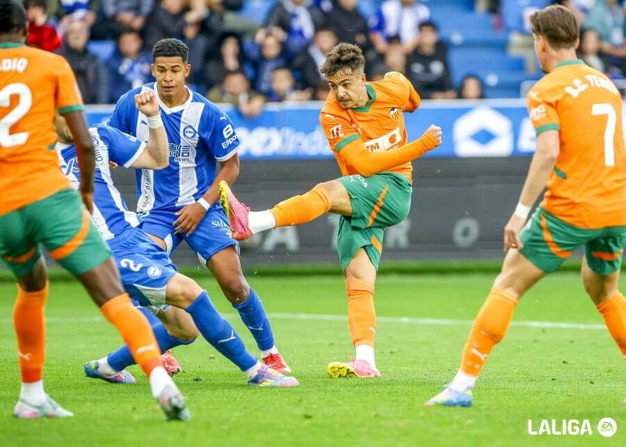  Iván Jaime ante el Alavés