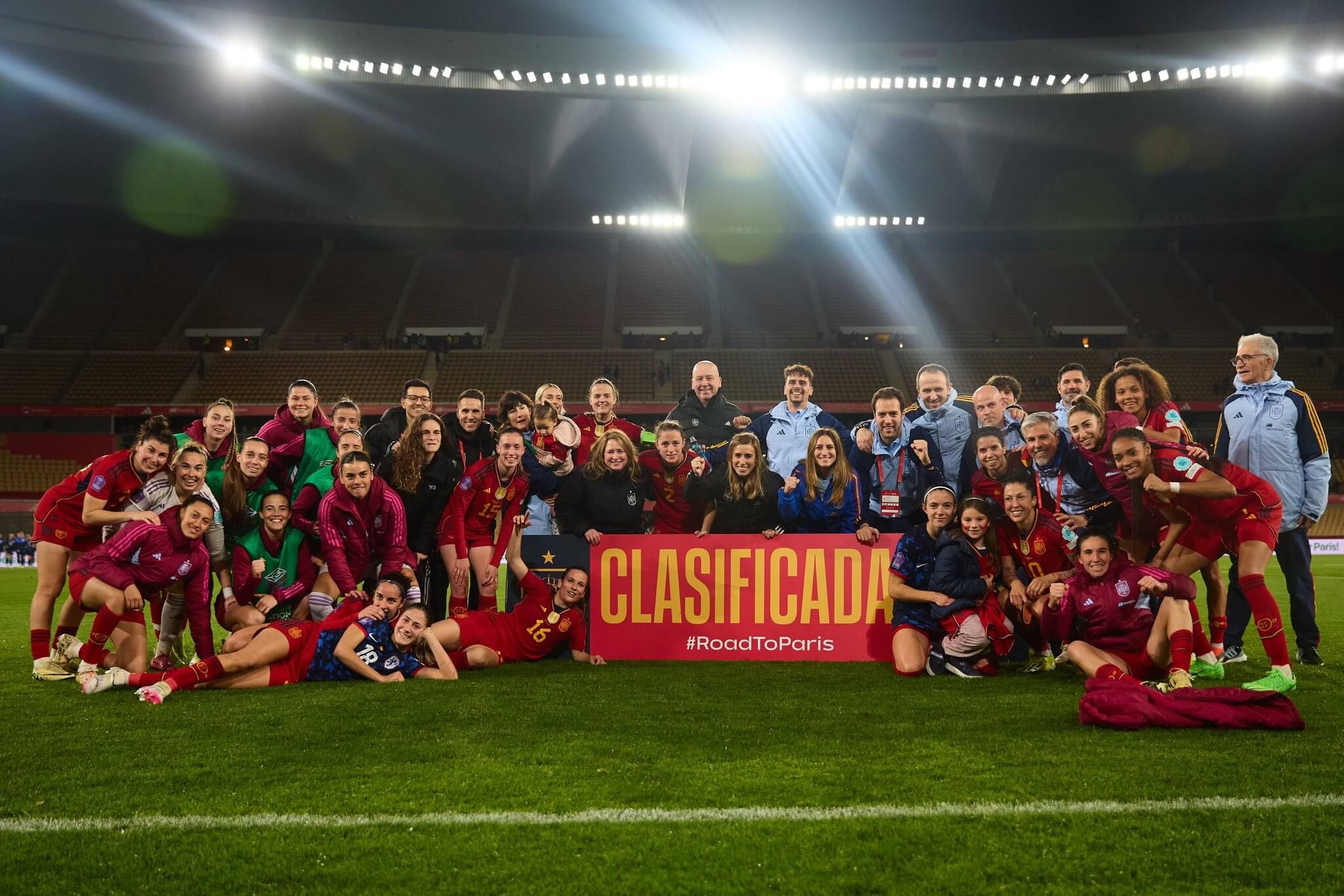  Alba Redondo con los afectados del indendio